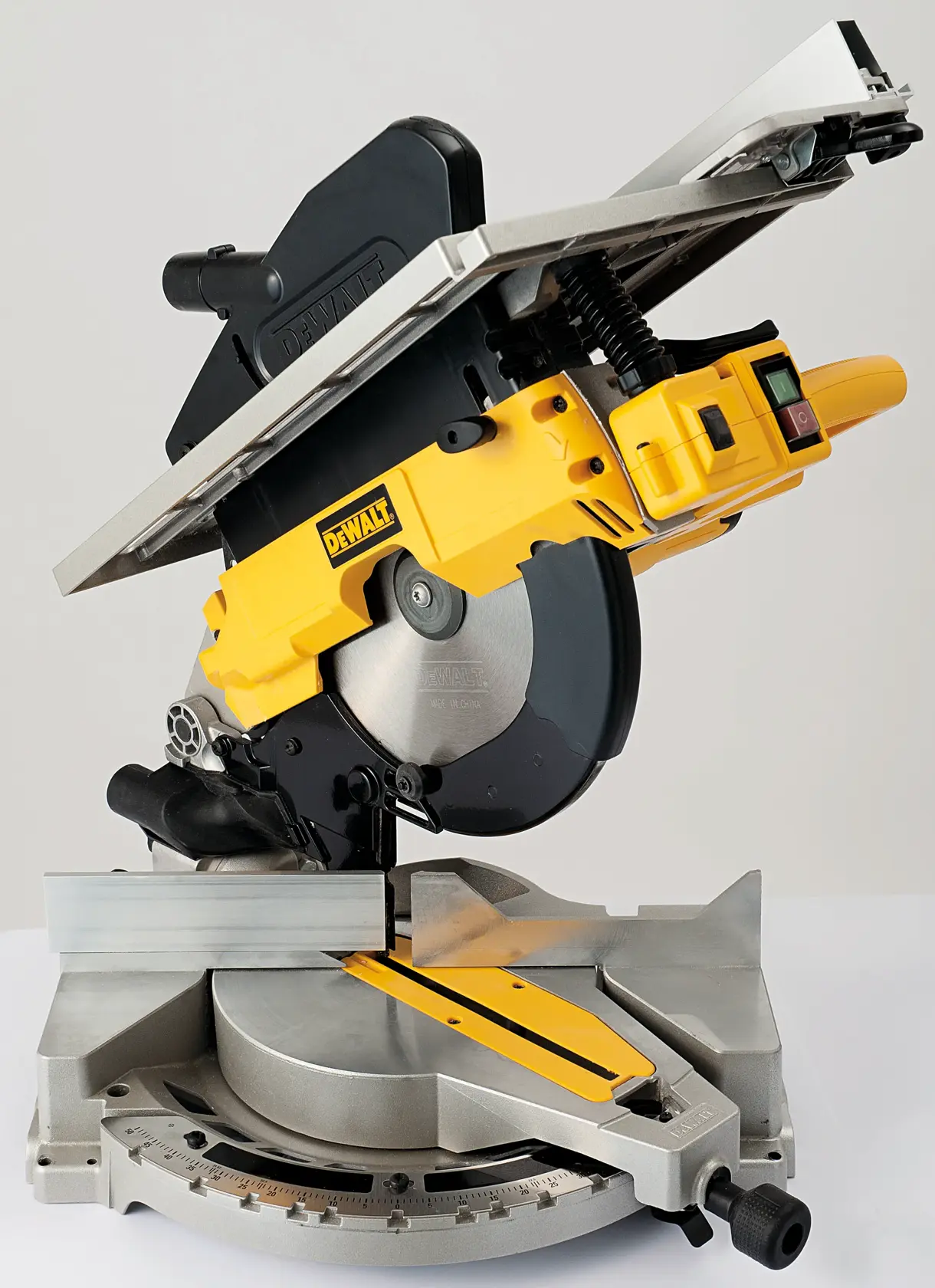 D27113-QS DEWALT D27113-QS scie à onglets radiale et à table supérieure