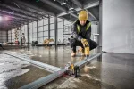 DEWALT DCE089D1R-QW niveau laser en cours d’utilisation