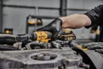 DEWALT DCF513N-XJ clé à cliquet en cours d’utilisation