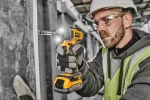 DEWALT DCF840NT-XJ visseuse à chocs en utilisation