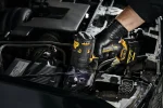 DEWALT DCF903P1G-QW visseuse à chocs en cours d’utilisation
