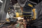 DEWALT DCG404S2T-QW meuleuse en utilisation