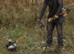 DEWALT DCM571X1-QW débroussailleuse 54V en cours d’utilisation