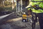 DEWALT DCMPW1600N-XJ nettoyeur haute pression en cours d’utilisation