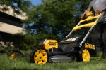 DEWALT DCMWSP550N-XJ tondeuse autotractée en cours d’utilisation