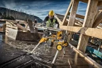 DEWALT DCS7485T2-QW scie sur table 54V en cours d’utilisation