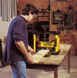 DEWALT DW733-QS raboteuse à épaisseur en cours d’utilisation